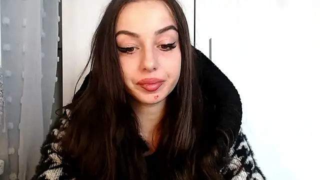 courtneyPerfect online show from April 11, 7:24 am