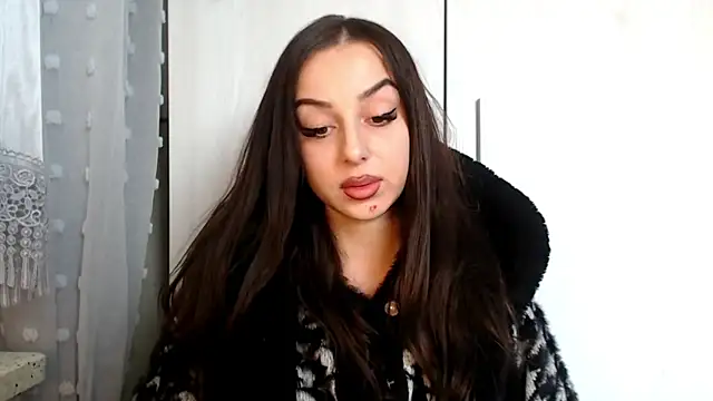 courtneyPerfect online show from April 11, 7:45 am