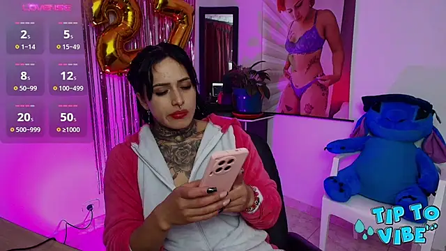 TinnaDawsom online show from March 7, 1:09 am