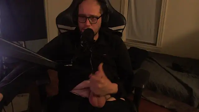 Snapshot of chicostick413 chatting on September 27, 1:43 am chicostick413 online show from September 27, 1:43 am