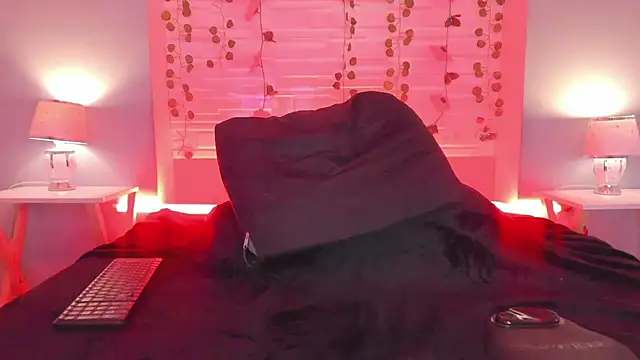 Snapshot of KylieMaxwell chatting on February 7, 1:58 am KylieMaxwell online show from February 7, 1:58 am