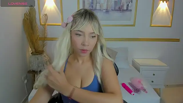 Snapshot of adara_44 chatting on December 11, 7:25 pm adara 44 online show from December 11, 7:25 pm