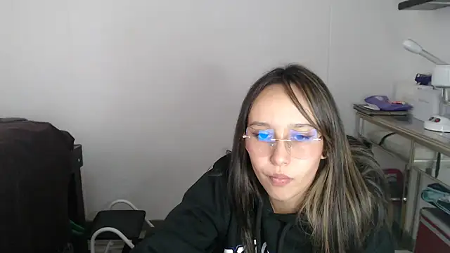 Skarlet Adams28 online show from March 6, 9:20 pm