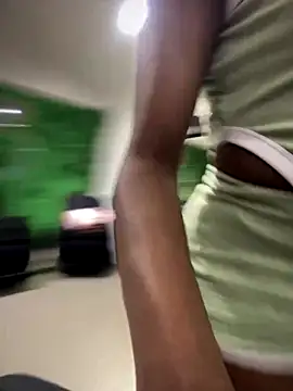 Snapshot of Thyana_LS chatting on December 4, 7:01 pm Thyana LS online show from December 4, 7:01 pm