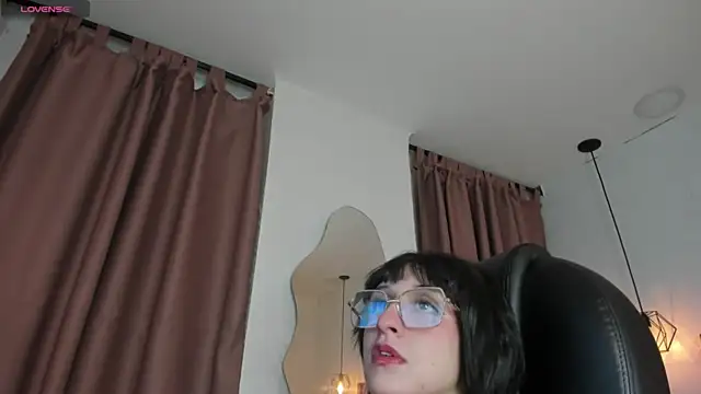 Snapshot of Hannys__cabernet chatting on December 10, 3:41 am Hannys cabernet online show from December 10, 3:41 am