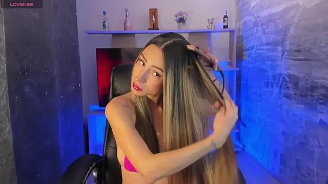 Snapshot of juliasprousse_ chatting on February 5, 1:00 pm juliasprousse  online show from February 5, 1:00 pm
