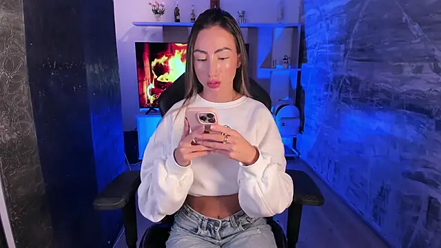 Snapshot of juliasprousse_ chatting on October 6, 1:41 pm juliasprousse  online show from October 6, 1:41 pm