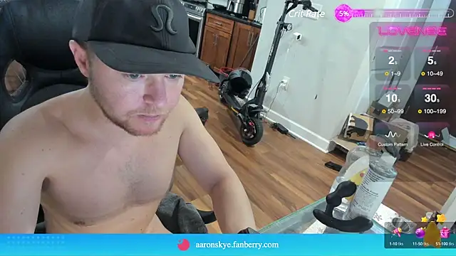 Snapshot of aaron_s_x chatting on December 21, 11:02 pm aaron s x online show from December 21, 11:02 pm