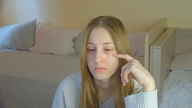 Snapshot of BritneyCruze chatting on February 17, 8:44 am BritneyCruze online show from February 17, 8:44 am