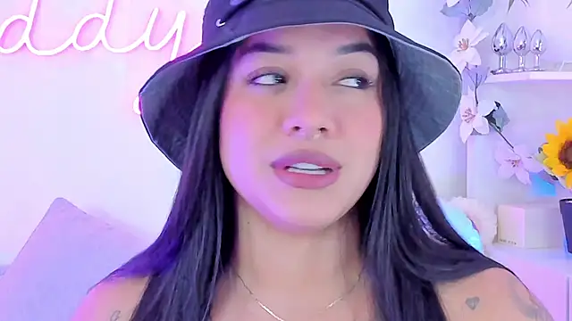 Snapshot of MaddyParisi chatting on January 19, 5:48 am MaddyParisi online show from January 19, 5:48 am