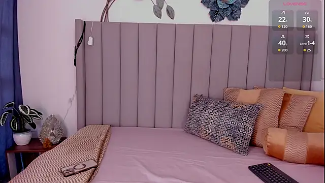 Saray M  online show from October 17, 5:15 pm