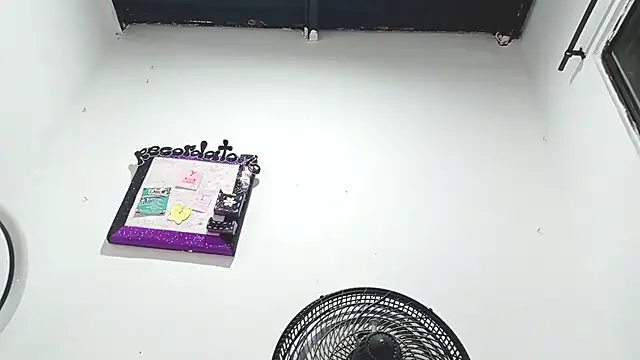 PetiteIvoryQueen19 online show from March 8, 4:23 am