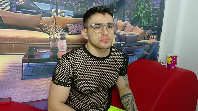 Snapshot of Sexy_Alejandro_ chatting on March 15, 11:19 am Sexy Alejandro online show from March 15, 11:19 am