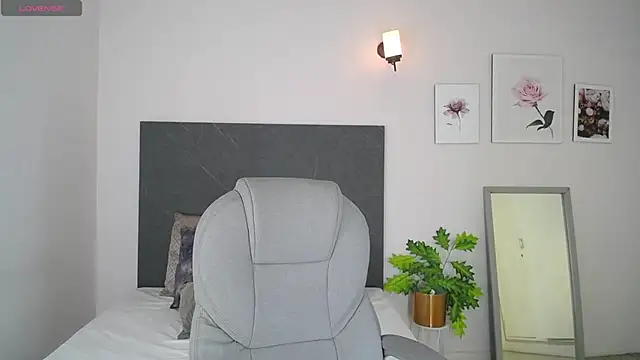 Snapshot of adhara_cortez chatting on October 22, 8:30 pm adhara cortez online show from October 22, 8:30 pm