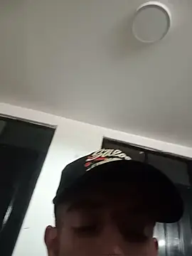 Snapshot of Aaronkiller chatting on June 27, 4:12 pm Aaronkiller online show from June 27, 4:12 pm