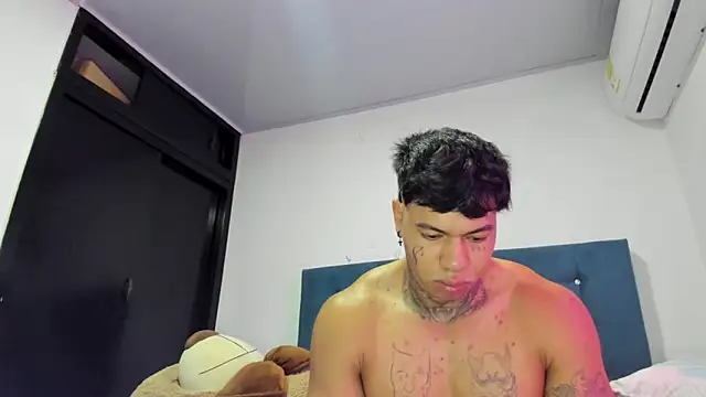 Snapshot of daamonxxx19 chatting on February 8, 8:01 pm daamonxxx19 online show from February 8, 8:01 pm