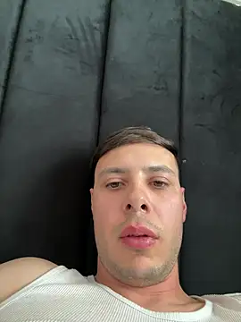 Snapshot of themouate chatting on August 4, 10:56 pm themouate online show from August 4, 10:56 pm