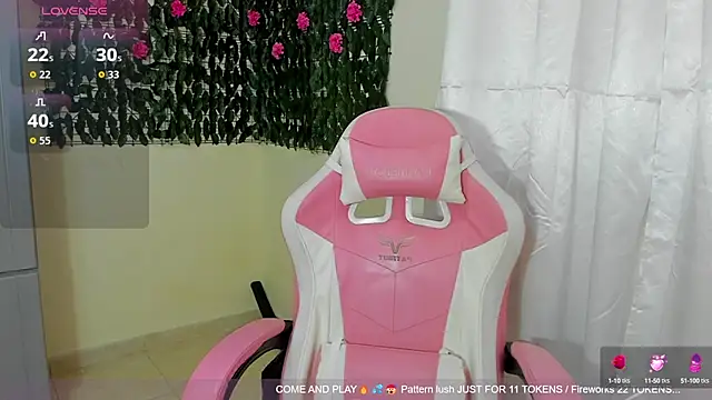 sweetieandjuicyy online show from September 11, 3:56 pm