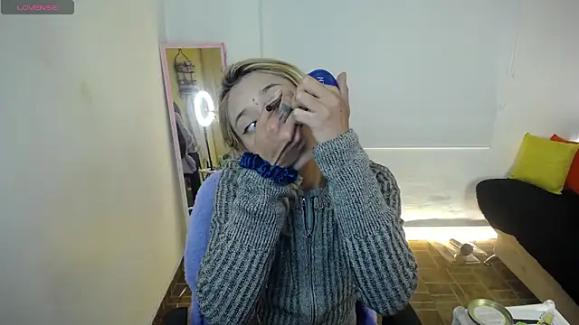 Snapshot of 911Calling chatting on December 19, 8:23 pm 911Calling online show from December 19, 8:23 pm