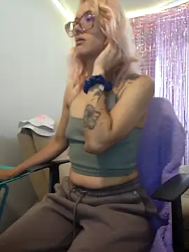 Snapshot of 911Calling chatting on February 28, 9:44 pm 911Calling online show from February 28, 9:44 pm