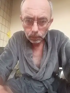 Snapshot of BesterJunge45 chatting on July 15, 3:23 am BesterJunge45 online show from July 15, 3:23 am