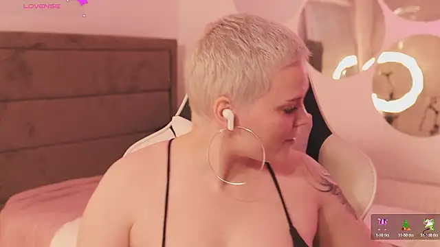 Snapshot of LikaBerry1 chatting on February 10, 4:22 pm LikaBerry1 online show from February 10, 4:22 pm