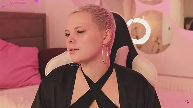 Snapshot of LikaBerry1 chatting on February 19, 11:17 am LikaBerry1 online show from February 19, 11:17 am