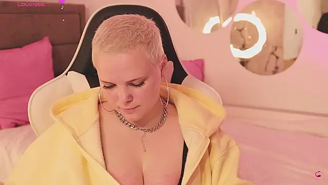 Snapshot of LikaBerry1 chatting on February 25, 12:37 pm LikaBerry1 online show from February 25, 12:37 pm