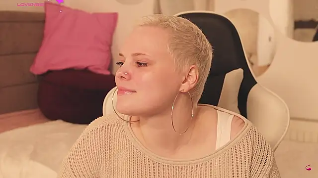 Snapshot of LikaBerry1 chatting on March 1, 1:35 pm LikaBerry1 online show from March 1, 1:35 pm