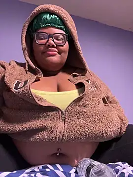 Snapshot of dondivax3 chatting on February 24, 2:30 am dondivax3 online show from February 24, 2:30 am