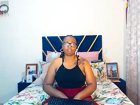 Snapshot of veronica1xxx chatting on February 25, 12:42 am veronica1xxx online show from February 25, 12:42 am