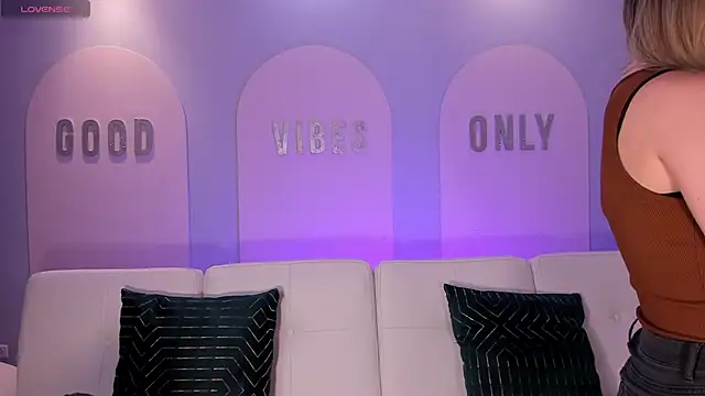 StacyWoods online show from April 14, 11:05 am