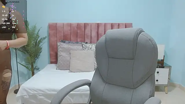 sussy leon online show from December 1, 7:30 pm