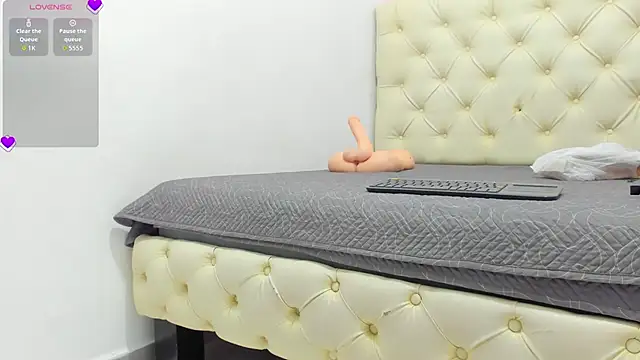 ElisabethMassey online show from October 6, 1:08 pm