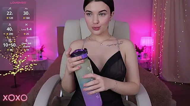 YourLolaBunny online show from January 28, 5:11 am