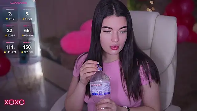 YourLolaBunny online show from February 14, 8:00 am