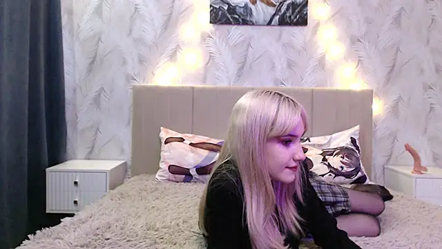 Snapshot of Princess_Shy___ chatting on December 15, 12:17 pm Princess Shy    online show from December 15, 12:17 pm