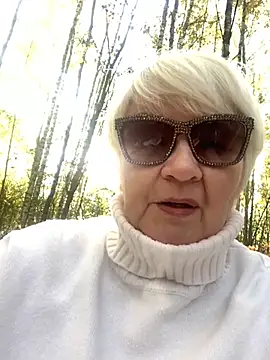 Laura Millf online show from October 9, 9:40 am