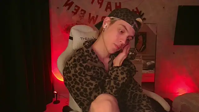 Snapshot of etieeis chatting on October 28, 4:20 pm etieeis online show from October 28, 4:20 pm