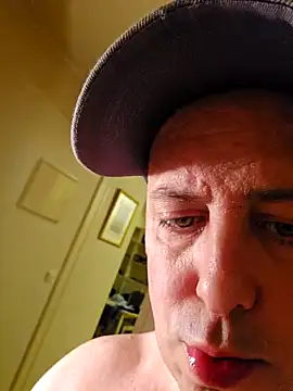 Snapshot of HeteroHotGuy1 chatting on January 4, 2:25 am HeteroHotGuy1 online show from January 4, 2:25 am