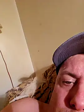 Snapshot of HeteroHotGuy1 chatting on February 21, 6:37 pm HeteroHotGuy1 online show from February 21, 6:37 pm