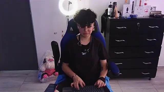 thomascooper7 online show from February 27, 8:42 pm