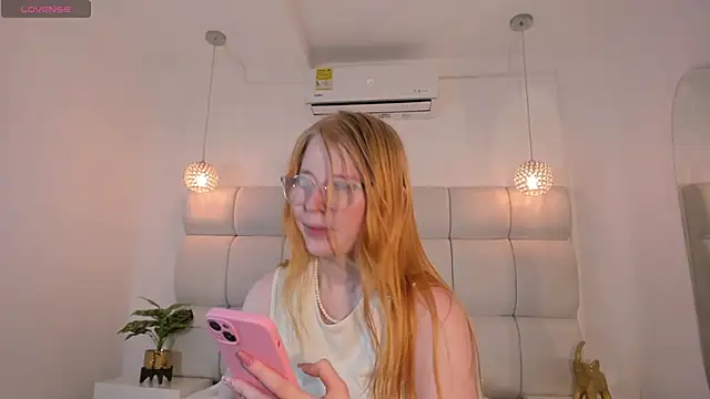 Snapshot of Alexa_Handler chatting on October 19, 3:51 am Alexa Handler online show from October 19, 3:51 am