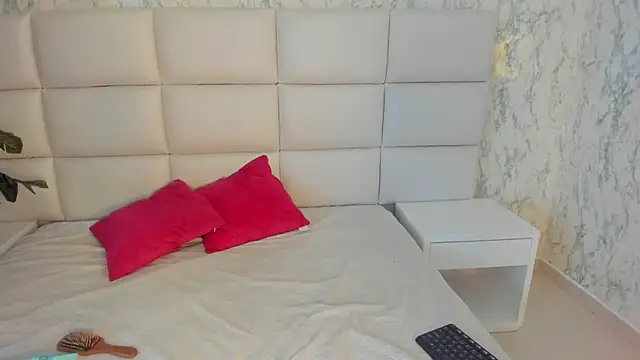 MIA  SAENZ online show from January 16, 12:20 pm