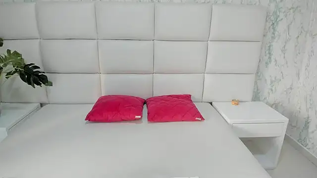 MIA  SAENZ online show from March 13, 12:02 pm