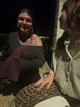 Snapshot of lizzardqueeen chatting on April 21, 2:51 am lizzardqueeen online show from April 21, 2:51 am