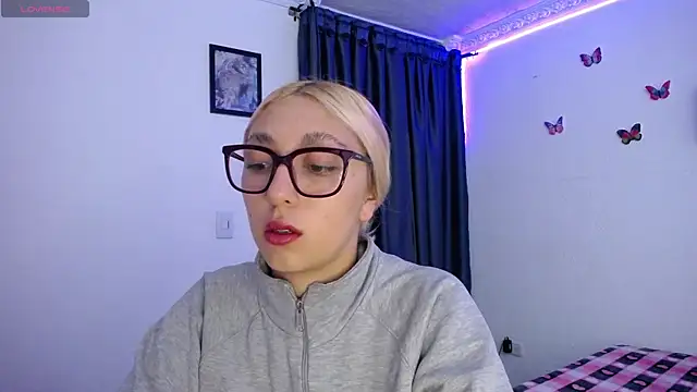 Snapshot of Soffy-brooks chatting on April 28, 4:17 am Soffy-brooks online show from April 28, 4:17 am