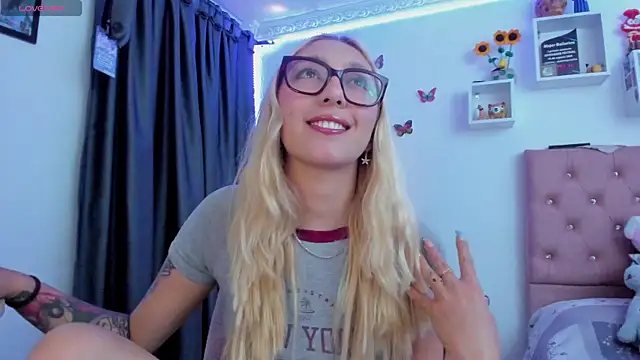 Snapshot of Soffy-brooks chatting on May 19, 3:46 am Soffy-brooks online show from May 19, 3:46 am