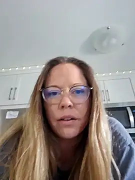 Snapshot of MissyLovexxx chatting on December 28, 4:20 pm MissyLovexxx online show from December 28, 4:20 pm