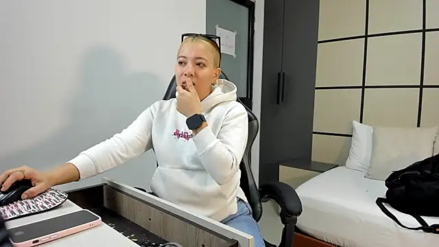 alma fenix online show from February 4, 12:22 pm